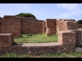 04831 ostia - regio i - insula xiv - caseggiato del mosaico del porto (i,xiv,2) - via degli horrea epagathiana - porticus - raum re des korridors - bli ri westen - 09-2023.jpg